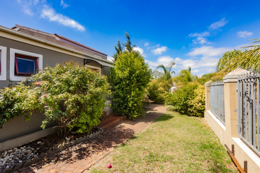 6 Bedroom Property for Sale in Uitzicht Western Cape